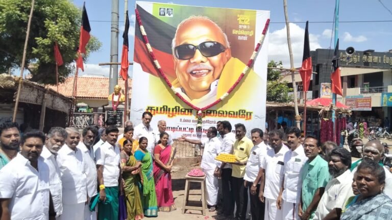 வாடிப்பட்டியில் கருணாநிதி பிறந்தநாள் விழா இனிப்பு அன்னதானம் வழங்கப்பட்டது.