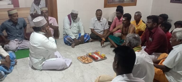 பழனி அருகே ஆயக்குடியில் காளியம்மன் கோயில் சாவியை வைத்து இஸ்லாமியர்கள் துவா..