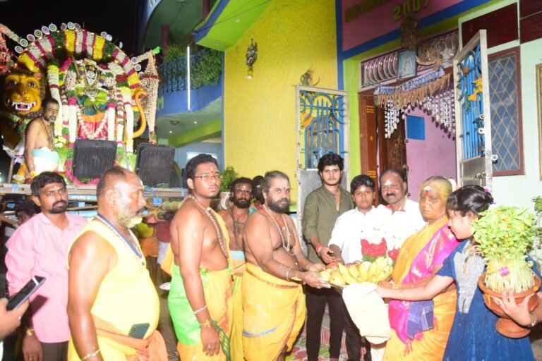 சோழவந்தான் அருள்மிகு ஸ்ரீ ஜெனகை மாரியம்மன் கோவில் வைகாசி பெருந்திருவிழா இரண்டாம் நாள் திருவிழாவில் அம்மன் சிம்ம வாகனத்தில் திருவீதி உலா நடைபெற்றது.