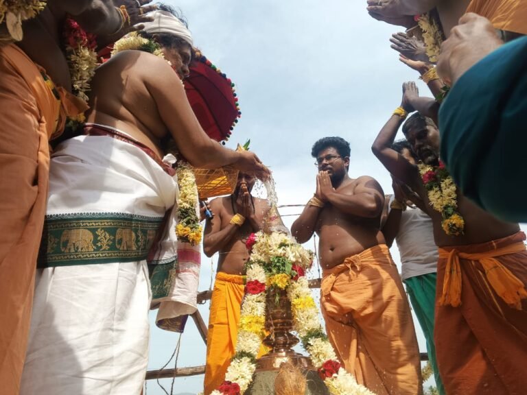 சோழவந்தான் அருகே இரும்பாடி ஊராட்சி பாலகிருஷ்ணாபுரம் கருப்பட்டி கிராமத்தில் உள்ள ஓம் அரியவீர ஸ்வாமி திருக்கோவில் கோவில் கும்பாபிஷேக விழா நடைபெற்றது.