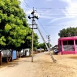 சாலையின் நடுவே ஆபத்தான நிலையில் பழுதான மின்கம்பம்.