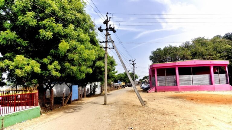 சாலையின் நடுவே ஆபத்தான நிலையில் பழுதான மின்கம்பம்.