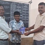 மாணவருக்கு புத்தகம் வழங்கி பிறந்தநாள் வாழ்த்து தெரிவித்த அரசு பள்ளி ஆசிரியர்கள்