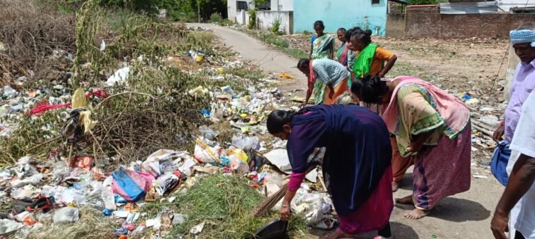 ஆயக்குடி பேரூராட்சி அதிகாரிகளின் அலட்சியத்தால் தூய்மை பணியாளராக மாறி குப்பையை அள்ளிய பெண் விசிக கவுன்சிலரால் பரபரப்பு..