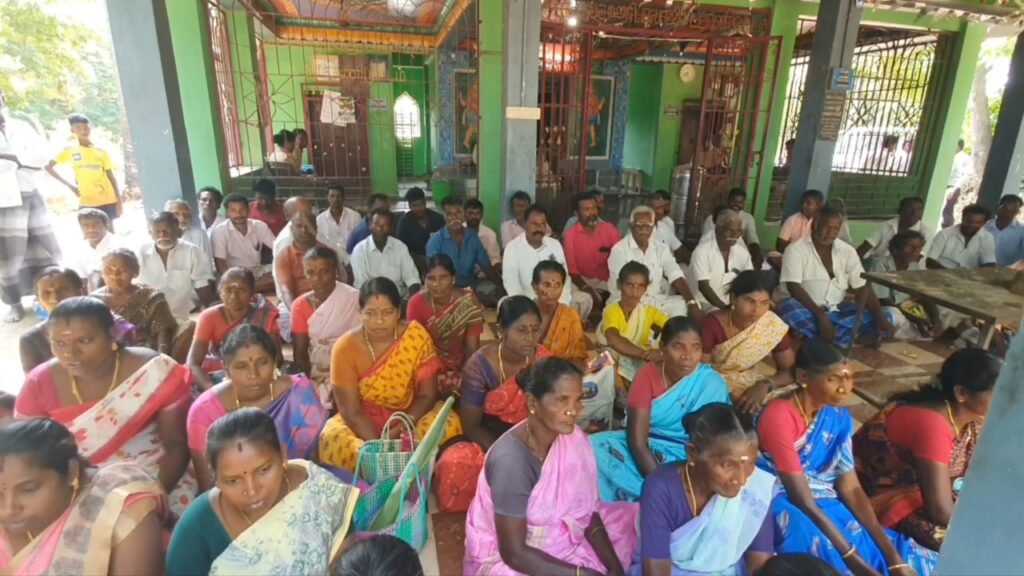 திருவாரூர் மாவட்டம் கொரடாச்சேரி கோயிலை முற்றுகையிட்டதால் அப்பகுதியில் பதற்றம் நிலவியது.