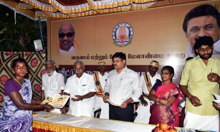 திருவாரூர் மாவட்டம் கொரடாச்சேரி அருகே கிளரியம் கிராமத்தில் 42 நபர்களுக்கு வீட்டு மனை பட்டா வழங்கும் நிகழ்ச்சி நடைபெற்றது.