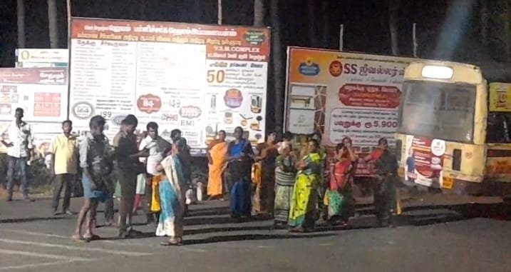 மதுரை சோழவந்தான் அருகே இரவு 9 மணிக்கு மேல் பழுதாகி நின்ற அரசு பேருந்தால் 30க்கும் மேற்பட்ட பயணிகள் அவதி பழுதடைந்த பேருந்துகளை போக்குவரத்து துறை இயக்குவதாக பரபரப்பு புகார்