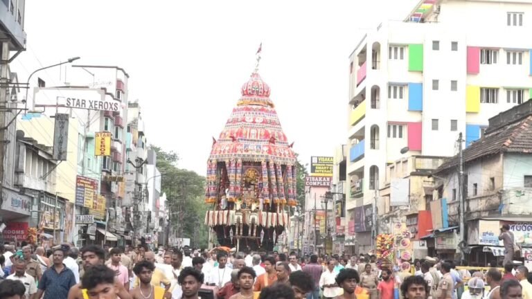 மதுரை கூடலழகர் பெருமாள் கோயில் வைகாசிப் பெருந்திருவிழா திருத்தேரோட்டம்.