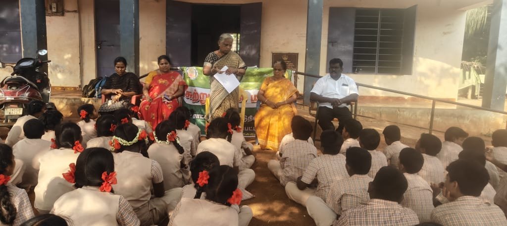 கந்தர்வகோட்டை அருகே சுற்றுச்சூழல் பாதுகாப்பு என்ற தலைப்பில் கருத்தரங்கம் நடைபெற்றது