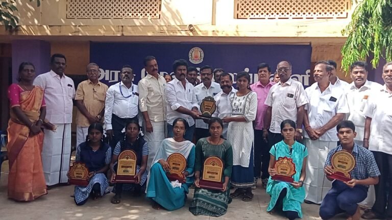 வடுகபட்டி அரசு மேல்நிலை பள்ளியில் பொதுத் தேர்வில் முதல் மூன்று இடங்களைப் பிடித்த மாணாக்கர்களுக்கு பரிசளிப்பு விழா: மக்கள் நல முன்னேற்ற சங்கத்தின் சார்பில் வழங்கப்பட்டது