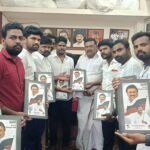 கமுதியில் திமுக வடக்கு ஒன்றியம் சார்பில் இளைஞரணியினருக்கு தீர்மான நோட்டுகள் வழங்கப்பட்டன.