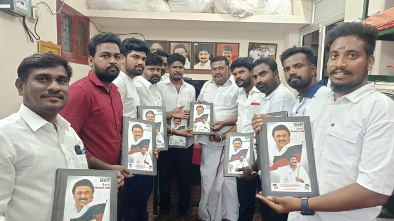 கமுதியில் திமுக வடக்கு ஒன்றியம் சார்பில் இளைஞரணியினருக்கு தீர்மான நோட்டுகள் வழங்கப்பட்டன.