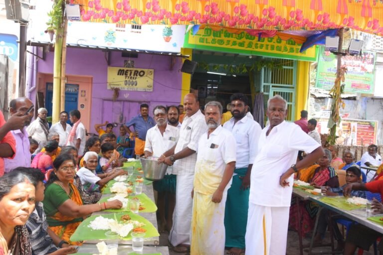 மாரியம்மன் கோயில் விழாவில் தீர்த்தக்குடம் ஊர்வலம் நடைபெற்றது.