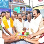 மாண்புமிகு உணவு மற்றும் உணவுப்பொருள் வழங்கல் துறை அமைச்சர் திரு.அர.சக்கரபாணி அவர்கள், பழனி அருள்மிகு தண்டாயுதபாணி சுவாமி திருக்கோயிலில், பக்தர்கள் வசதிக்காக இரண்டு மின்கல சிற்றுந்துகள் இயக்கத்தை தொடங்கி வைத்து, பூஜை விவரங்கள் குறித்த மின்னணு திரையை திறந்து வைத்தார்.