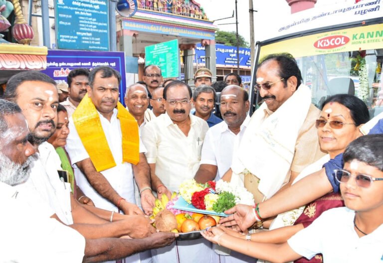 மாண்புமிகு உணவு மற்றும் உணவுப்பொருள் வழங்கல் துறை அமைச்சர் திரு.அர.சக்கரபாணி அவர்கள், பழனி அருள்மிகு தண்டாயுதபாணி சுவாமி திருக்கோயிலில், பக்தர்கள் வசதிக்காக இரண்டு மின்கல சிற்றுந்துகள் இயக்கத்தை தொடங்கி வைத்து, பூஜை விவரங்கள் குறித்த மின்னணு திரையை திறந்து வைத்தார்.