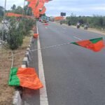 மதுரை: மதுரை வலையங்குளம் பகுதியில் பாஜக மாநில தலைவர் நயினார் நாகேந்திரன் தலைமையில் பாஜகவில் 5 ஆயிரத்துக்கும் மேற்பட்டோர் இணையும் நிகழ்ச்சி பிரமாண்டமாக நடைபெற உள்ளது. இதற்காக , மதுரை விமான நிலையம் சாலை சுற்றுச் சாலை நெடுஞ்சாலையில் பாஜக கொடி கம்பங்கள் நடப்பட்டுள்ளது. மதுரையில் பலத்த காற்று வீசி வரும் நிலையில், சாலை நடுவே வைக்கப்பட்டுள்ள கொடிக்கம்பம் நெடுஞ்சாலையில் விழுந்து வாகன விபத்து ஏற்படும் நிலையில் உள்ளது. அதனால், வாகனங்கள் செல்ல சிரமம் ஏற்பட்டு வருகிறது. விபத்தை ஏற்படுத்தும் முன்பே சாலைகளில் மடங்கிய பைப்களை உடனே அப்புறப்படுத்த வேண்டும் என வாகன ஓட்டிகள் கோரிக்கை வைத்து வருகின்றனர்.