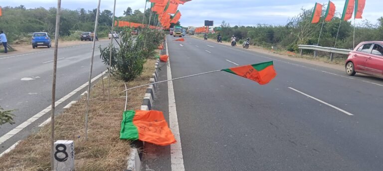 மதுரை: மதுரை வலையங்குளம் பகுதியில் பாஜக மாநில தலைவர் நயினார் நாகேந்திரன் தலைமையில் பாஜகவில் 5 ஆயிரத்துக்கும் மேற்பட்டோர் இணையும் நிகழ்ச்சி பிரமாண்டமாக நடைபெற உள்ளது. இதற்காக , மதுரை விமான நிலையம் சாலை சுற்றுச் சாலை நெடுஞ்சாலையில் பாஜக கொடி கம்பங்கள் நடப்பட்டுள்ளது. மதுரையில் பலத்த காற்று வீசி வரும் நிலையில், சாலை நடுவே வைக்கப்பட்டுள்ள கொடிக்கம்பம் நெடுஞ்சாலையில் விழுந்து வாகன விபத்து ஏற்படும் நிலையில் உள்ளது. அதனால், வாகனங்கள் செல்ல சிரமம் ஏற்பட்டு வருகிறது. விபத்தை ஏற்படுத்தும் முன்பே சாலைகளில் மடங்கிய பைப்களை உடனே அப்புறப்படுத்த வேண்டும் என வாகன ஓட்டிகள் கோரிக்கை வைத்து வருகின்றனர்.