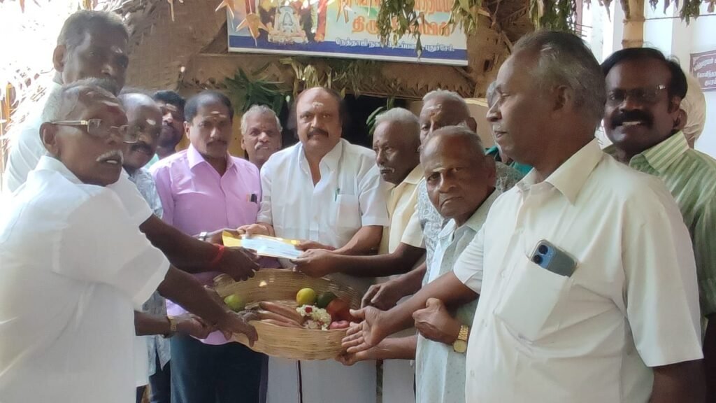 கோவில் கட்டுமானப் பணிக்கான ரூபாய் 10 லட்சத்திற்கான காசோலையை புதுச்சேரி உப்பளம் தொகுதி சட்டமன்ற உறுப்பினர் அனிபால் கென்னடி வழங்கியுள்ளார்.