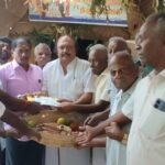 கோவில் கட்டுமானப் பணிக்கான ரூபாய் 10 லட்சத்திற்கான காசோலையை புதுச்சேரி உப்பளம் தொகுதி சட்டமன்ற உறுப்பினர் அனிபால் கென்னடி வழங்கியுள்ளார்.