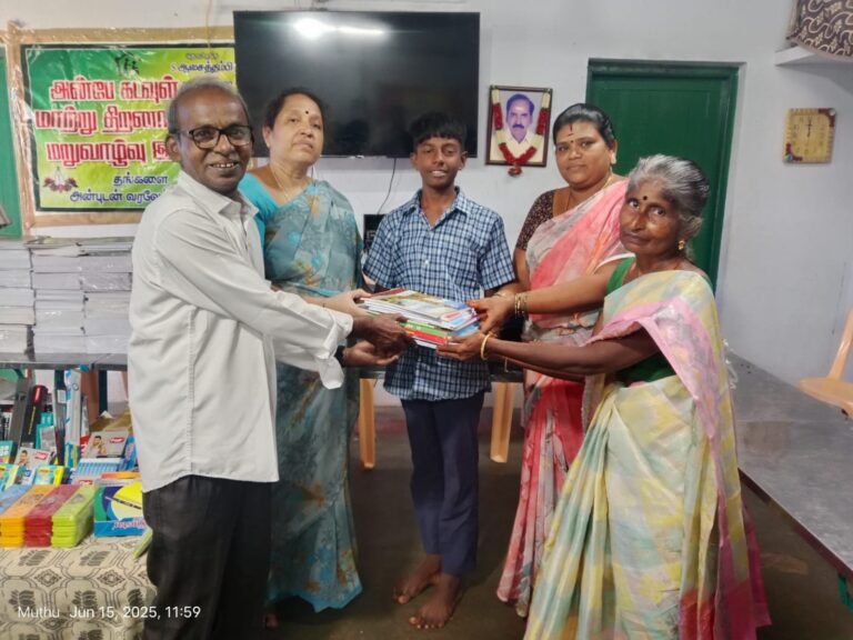 வாடிப்பட்டியில் மாணவ மாணவிகளுக்கு இலவச நோட்டு புத்தகம்.