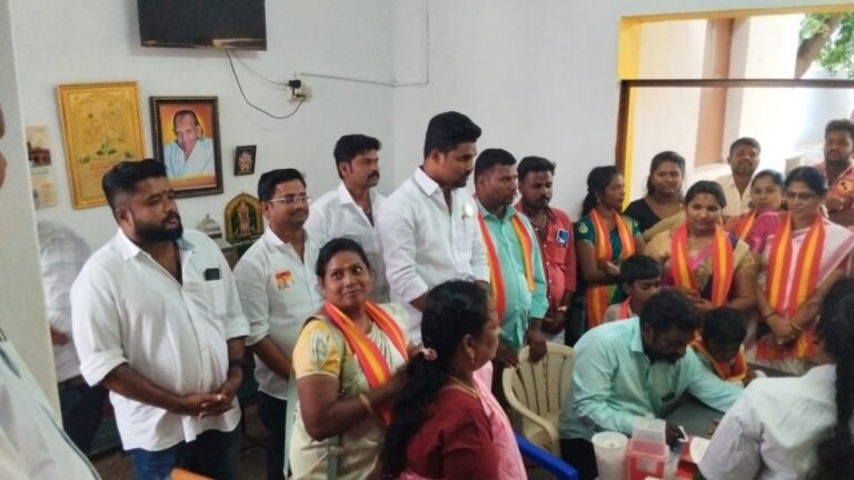 பழனி அருகே கீரனூரில் விஜய் பிறந்த நாளை முன்னிட்டு த வெ க மகளிர் அணி சார்பாக மருத்துவ முகாம் நடைபெற்றது