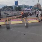 மதுரையில் பலத்த காற்று பேரிகார்டர்கள் சாய்ந்ததில் வாகன விபத்து.