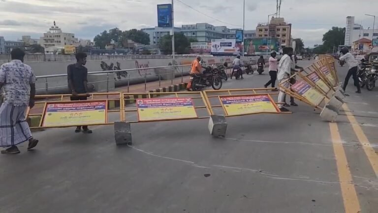 மதுரையில் பலத்த காற்று பேரிகார்டர்கள் சாய்ந்ததில் வாகன விபத்து.