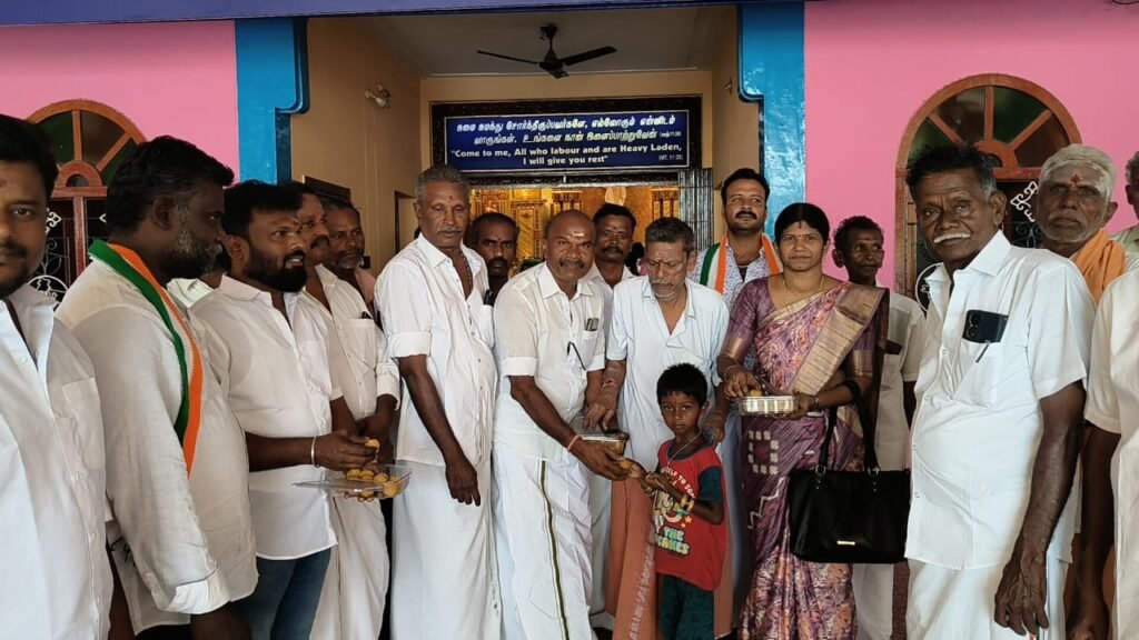 வாடிப்பட்டி, ஜூன்.20. மதுரை வடக்கு மாவட்டம், சோழவந்தான் தொகுதி வாடிப்பட்டி வட்டார நகர இந்திய தேசிய காங்கிரஸ் கமிட்டி சார்பாக ராகுல் காந்தி 56-வது பிறந்தநாள் விழா கொண்டாடப்பட்டது. இந்த விழாவை முன்னிட்டு, குலசேகரன் கோட்டை மீனாட்சி சுந்தரேஸ்வரர் கோயிலில் சிறப்பு பூஜையும், ஆரோக்கிய அன்னை திருத்தலத்தில் சிறப்பு பிரார்த்தனையும், அல் முமின் தொழுகை பள்ளிவாசலில் சிறப்பு வழிபாடும் செய்யப்பட்டது. இந்த நிகழ்ச்சிக்கு, வட்டாரத் தலைவர் ஐ.கே. குருநாதன் தலைமை தாங்கினார். மாவட்ட துணைத் தலைவர் எஸ்.எஸ்.குருசாமி, வட்டாரத் தலைவர்கள் சுப்பாராயல் , பழனிவேல், செந்தில் குமார், மயிலா காங்கிரஸ் மாவட்ட தலைவர் செல்லப்பா சரவணன் ஆகியோர் முன்னிலை வகித்தனர். அமைப்புசாரா தொழிலாளர் மாவட்ட தலைவர் சோனை முத்து வரவேற்றார். இதில், நகரத் தலைவர் முத்துப்பாண்டி, மாணவர் காங்கிரஸ் மாநில பொதுச் செயலாளர் சுரேஷ், மாவட்டத் தலைவர் வினோத், மற்றும் நிர்வாகிகள் பாலமுருகன், முருகன், கணேசன், வரிசை முகமது, தவிடு வீரபாண்டி,ரிஷபம் கருப்பு, விராலிப்பட்டி முத்து, சரவணகுமார், மகாராஜன், கார்த்திகேயன், பிரபாகரன் உள்பட பலர் கலந்து கொண்டனர். முடிவில் இளைஞர் காங்கிரஸ் வடக்கு மாவட்ட தலைவர் மணிவண்ணன் நன்றி கூறினார்.