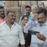 திருப்பரங்குன்றம் கோவிலில் நெற்றியில் வைத்த விபூதியை அழித்துவிட்டு செல்ஃபி எடுத்த விசிக திருமாவளவன்.