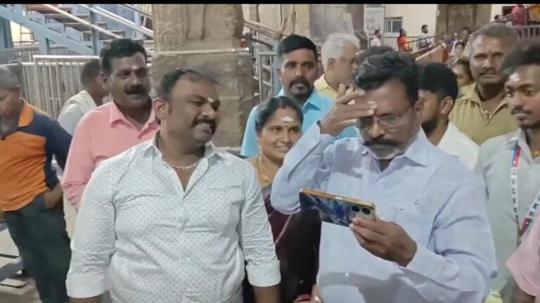 திருப்பரங்குன்றம் கோவிலில் நெற்றியில் வைத்த விபூதியை அழித்துவிட்டு செல்ஃபி எடுத்த விசிக திருமாவளவன்.