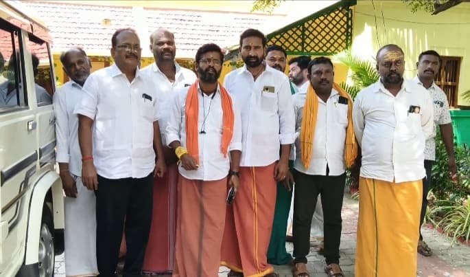 உசிலம்பட்டி அருகே பள்ளி மாணவ மாணவிகளை ஆபாசமாக புகைப்படம் எடுத்து மிரட்டிய விவகாரத்தில் - குற்றவாளியை கைது செய்து மேல் நடவடிக்கை எடுக்கவில்லை எனில் பாஜக சார்பில் உசிலம்பட்டியில் ஆர்ப்பாட்டம் நடைபெறும் - பாஜக மாவட்ட தலைவர் சிவலிங்கம் அறிவிப்பு