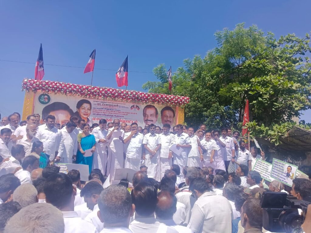 அதிமுக முன்னாள் அமைச்சர்கள் ஆர்ப்பாட்டம்.