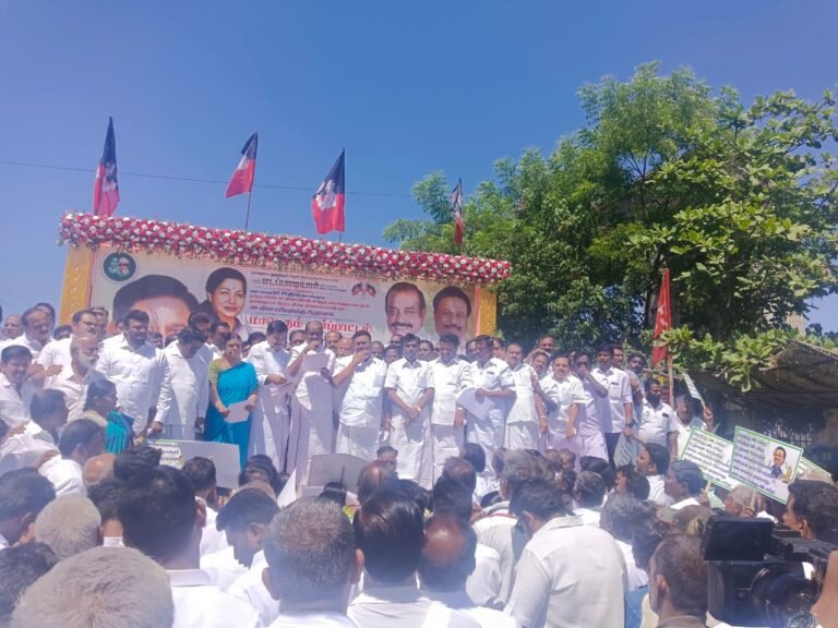 அதிமுக முன்னாள் அமைச்சர்கள் ஆர்ப்பாட்டம்.