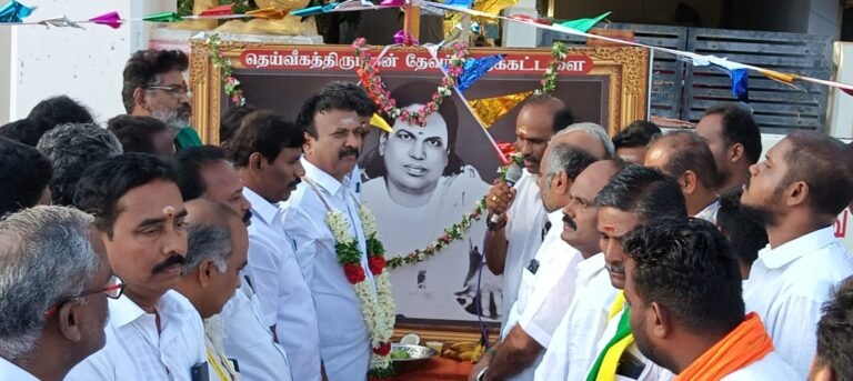 மதுரையில் முருக பக்தர்கள் மாநாட்டை முன்னிட்டு வேல் பூஜை.