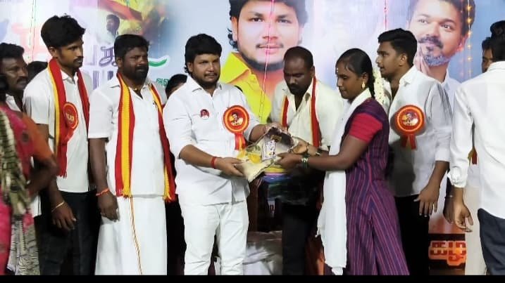 உசிலம்பட்டி அருகே தமிழக வெற்றிக் கழகம் சார்பில் நலத்திட்ட உதவிகள்.