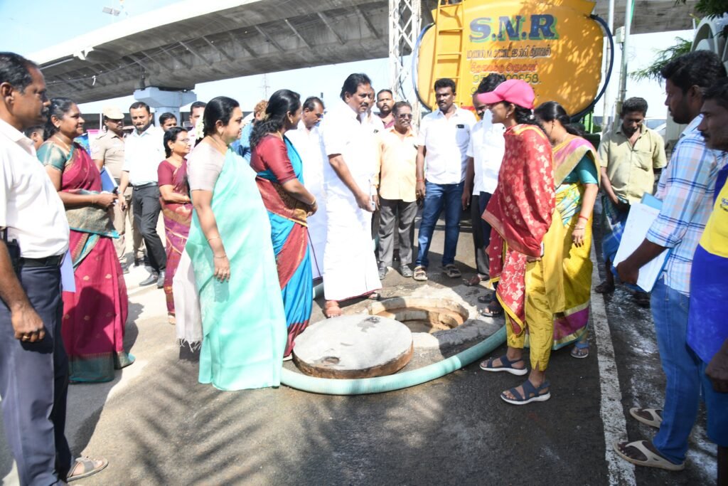 பாதாள சாக்கடைப் பணிகளை அமைச்சர் ஆய்வு செய்தார்.