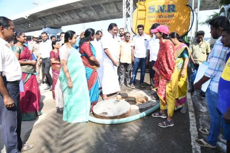 பாதாள சாக்கடைப் பணிகளை அமைச்சர் ஆய்வு செய்தார்.