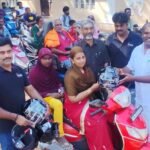 மாற்றுத் திறனாளிகளுக்கு தலைக் கவசங்கள் வழங்கிய முன்னாள் அமைச்சர் ஆர்.பி.உதயகுமார்.