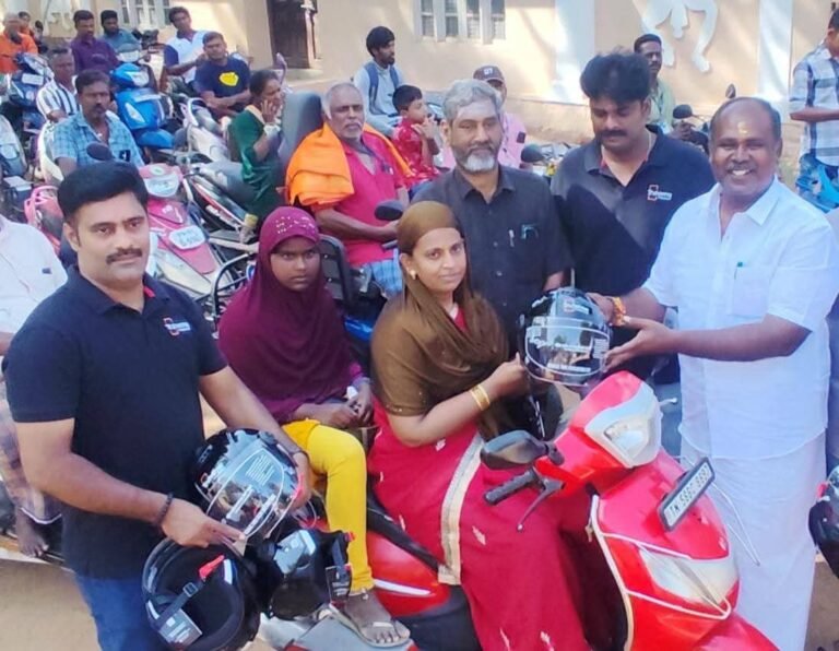 மாற்றுத் திறனாளிகளுக்கு தலைக் கவசங்கள் வழங்கிய முன்னாள் அமைச்சர் ஆர்.பி.உதயகுமார்.