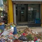 திருப்பரங்குன்றம் முருகன் கோவில் முன்பு கொட்டப்பட்ட குப்பை.