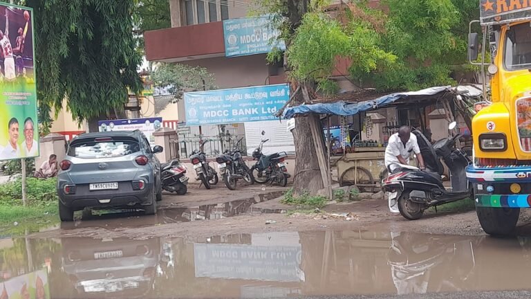 சோழவந்தானில் வங்கி முன்பு மழை நீர் தேங்குவதால் வாடிக்கையாளர்கள் பொதுமக்கள் அவதி