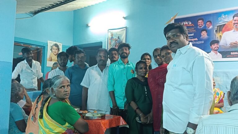 திண்டுக்கல் மாவட்டம் பழனியில் த.வெ.க.பழனி கிழக்கு ஒன்றிய இளைஞர் அணி சார்பில் முதியோர் இல்லத்தில் அன்னதானம் வழங்கினர்.