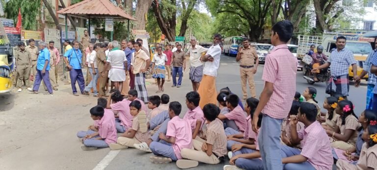 பஸ் டெப்போவை, முற்றுகையிட்டு மாணவிகள் போராட்டம்