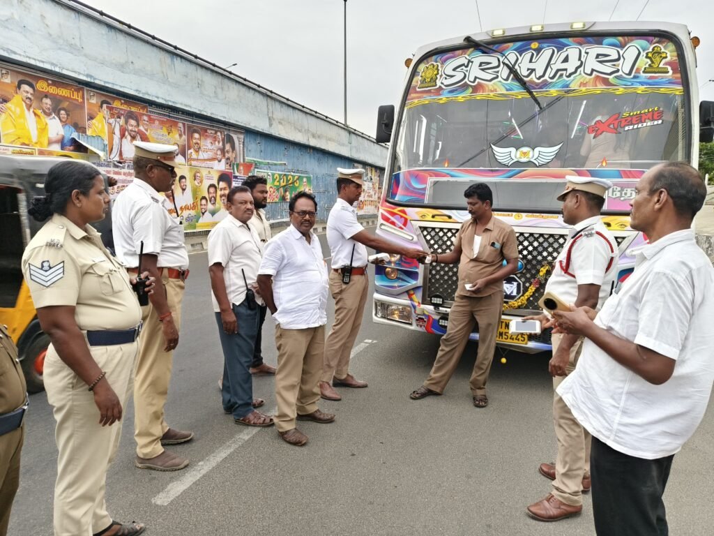 போக்குவரத்து காவல்துறை மற்றும் வட்டாரப் போக்குவரத்து அலுவலர்கள் இணைந்து அதிக வேகமாக செல்லும் வாகனம் மற்றும் ஒளி வாகனங்களை கண்டறிந்து அகற்றி அபராதம் விதிப்பு