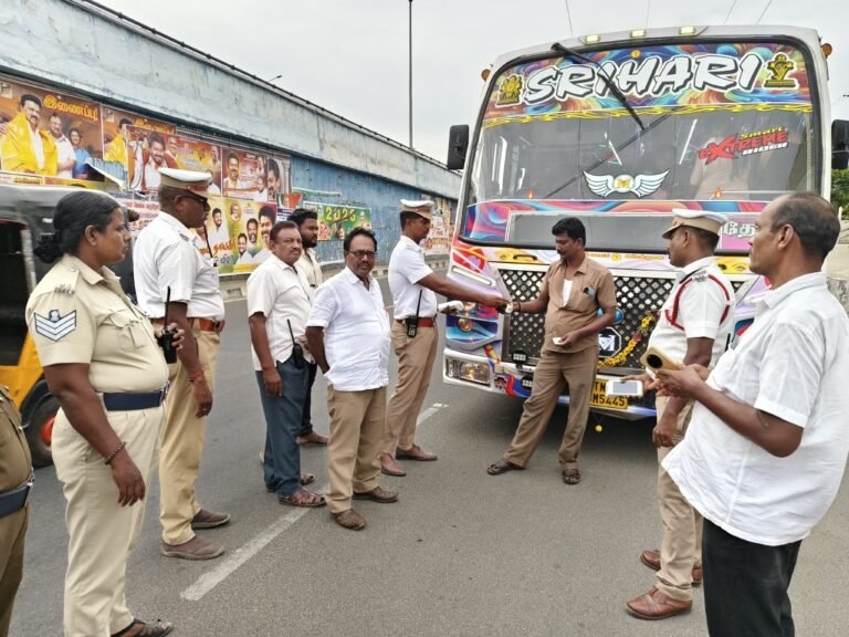 போக்குவரத்து காவல்துறை மற்றும் வட்டாரப் போக்குவரத்து அலுவலர்கள் இணைந்து அதிக வேகமாக செல்லும் வாகனம் மற்றும் ஒளி வாகனங்களை கண்டறிந்து அகற்றி அபராதம் விதிப்பு