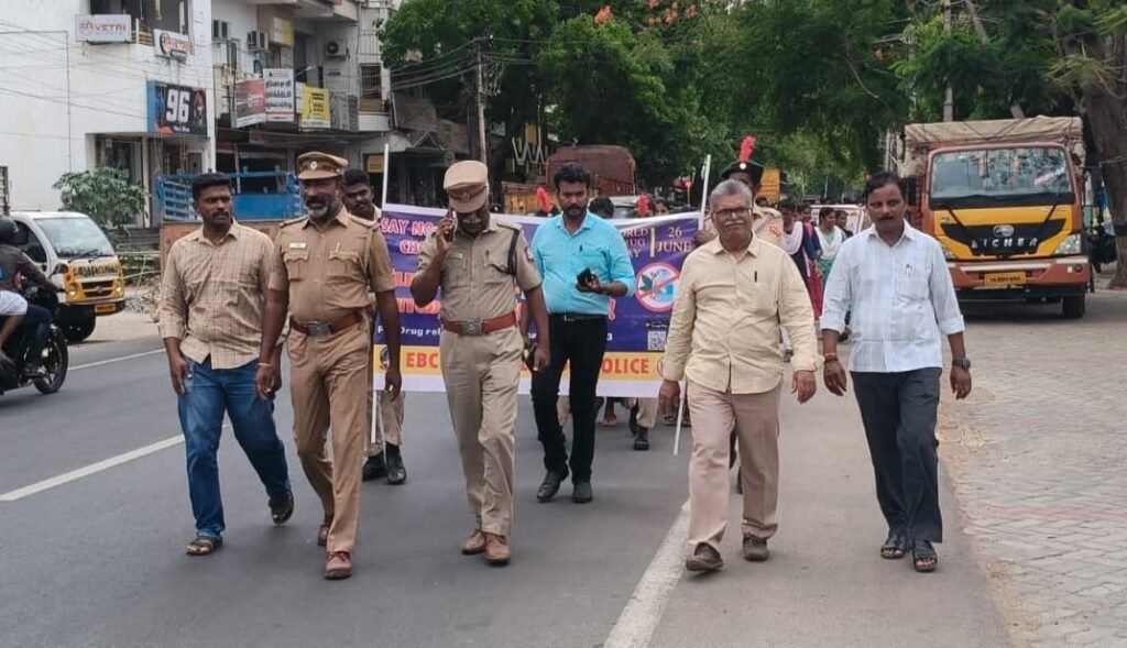 சர்வதேச போதை பொருள் ஒழிப்பு தினத்தை முன்னிட்டு, உசிலம்பட்டி காவல்துறை மற்றும் கல்லூரி மாணவ மாணவிகள் இணைந்து போதை பொருள் ஒழிப்பு மற்றும் போதை பழக்கத்தால் ஏற்படும் பாதிப்புகள் குறித்த விழிப்புணர்வு பேரணி: