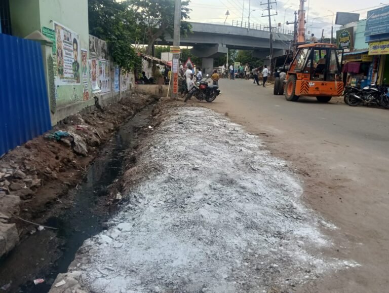 சோழவந்தான் பேரூராட்சி சார்பில் அரசு மருத்துவமனை முன்பு சுகாதார பணி மேற்கொள்ளப்பட்டது.