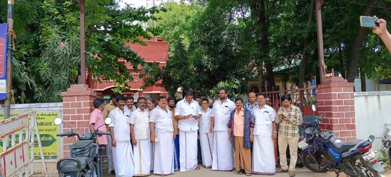 கம்பத்தில் நள்ளிரவில் அதிமுக கொடிமேடை இடிப்பு. கட்சியினர் புகார்.