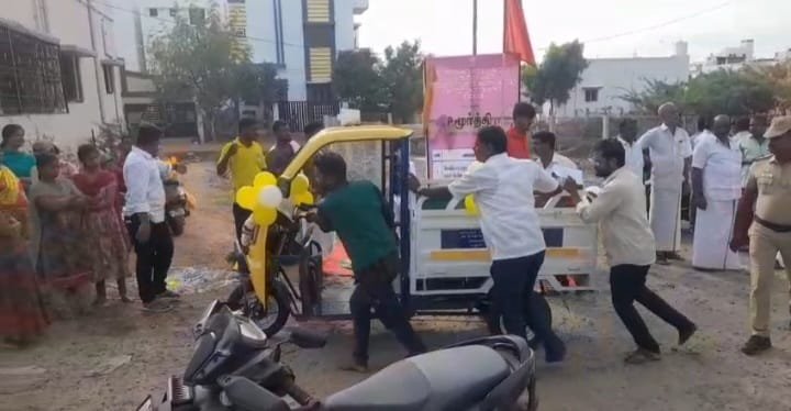 கோவில் பாப்பா குடியில் ஊராட்சி பயன்பாட்டிற்கு பேட்டரி கார்களை கொடியசைத்து துவக்கி வைத்த முதல் நாளிலே பழுதாகி நின்ற அவலம்.