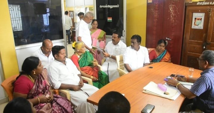 சோழவந்தான் பேரூராட்சி 13வது வார்டில் கடந்த மூன்று ஆண்டுகளாக எந்த ஒரு அடிப்படை வசதியும் செய்து தரவில்லை என வார்டு கவுன்சிலர் பரபரப்பு புகார்